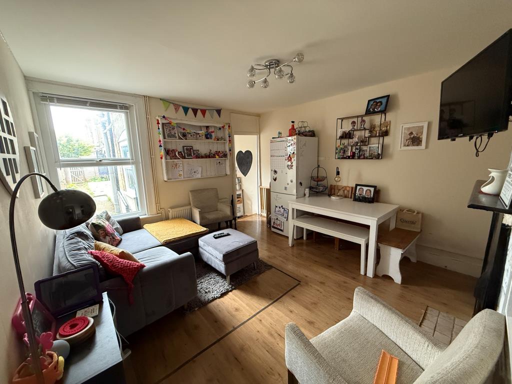 Lot: 44 - MID-TERRACE HOUSE FOR INVESTMENT - Living/dining room